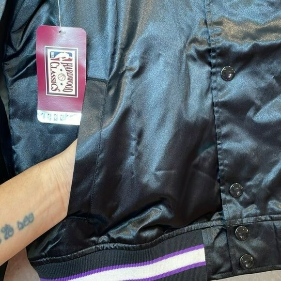 NWT Mitchell & Ness Womens Black Lightweight Satin Toronto Raptors SIZE MEDIUM - Picture 7 of 8